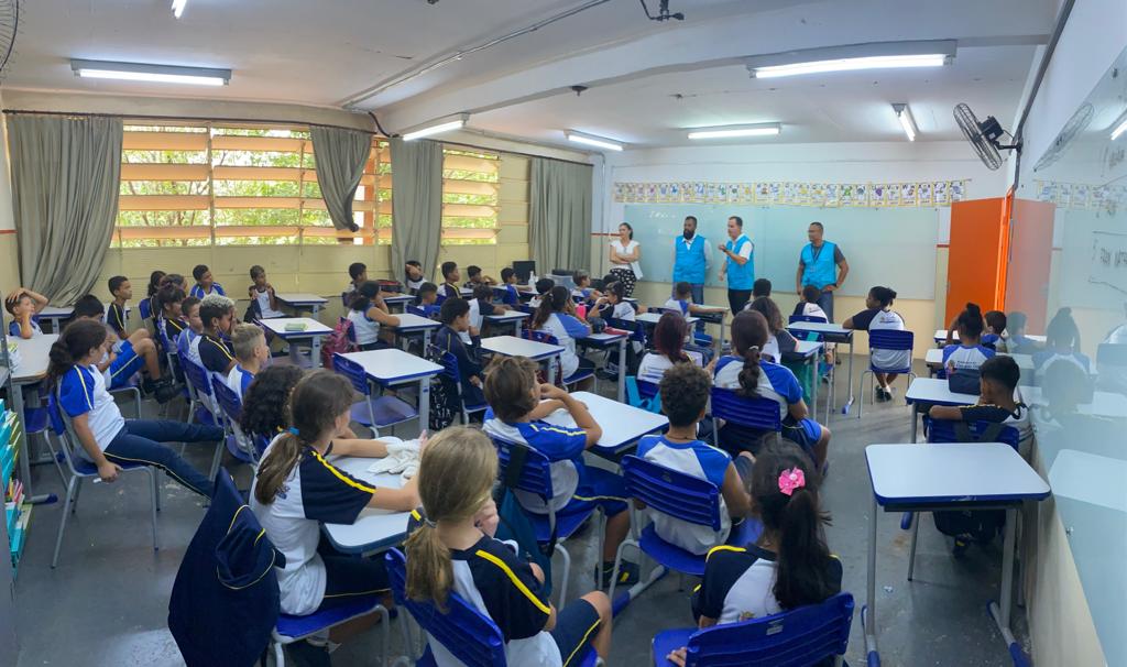 Equipes da Energisa visitam comércio e escolas da região para alertar sobre riscos de acidentes com a rede elétrica