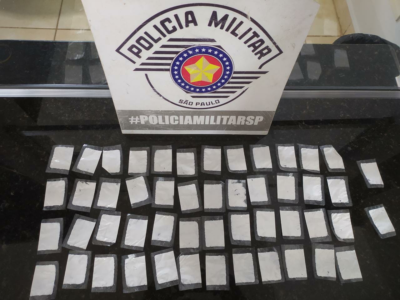 Adolescente que conduzia motocicleta sem documentação é apreendido com 50 sachês de cocaína em Salmourão