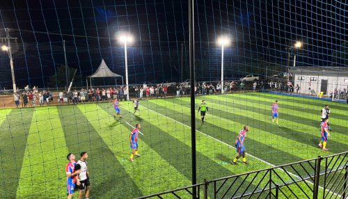 Pracinha em festa, comemora com esporte e música ao vivo.