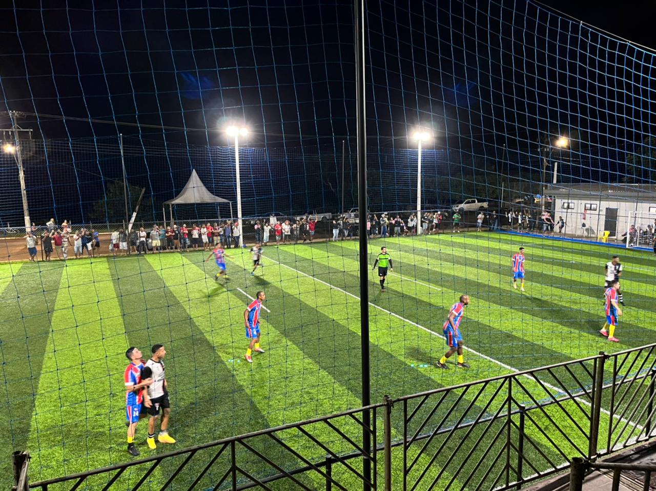 Pracinha em festa, comemora com esporte e música ao vivo.