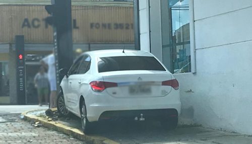 Carro invade calçada após motorista perder o controle no centro de Adamantina