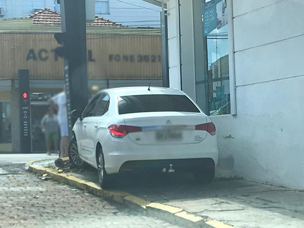 Carro invade calçada após motorista perder o controle no centro de Adamantina