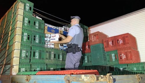 Motorista de caminhão é preso por contrabando com 75 mil maços de cigarros de origem estrangeira, em Anhumas