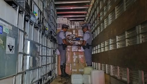 Fiscalização policial apreende 400 mil maços de cigarros de origem estrangeira na Rodovia Raposo Tavares, em Presidente Prudente