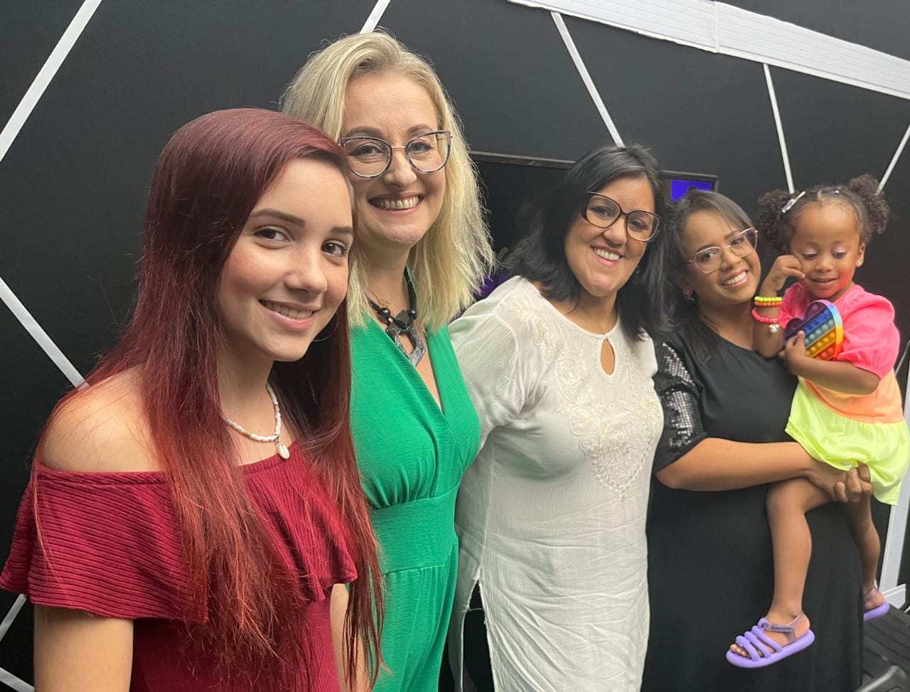 Agora é que são elas, sorteia 10 internautas em programa especial do dia da mulher.