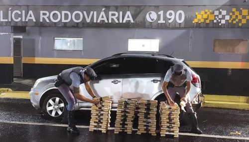 Carro perde controle, bate contra defensa metálica e homem acaba preso com 115 kg de maconha, em Álvares Machado