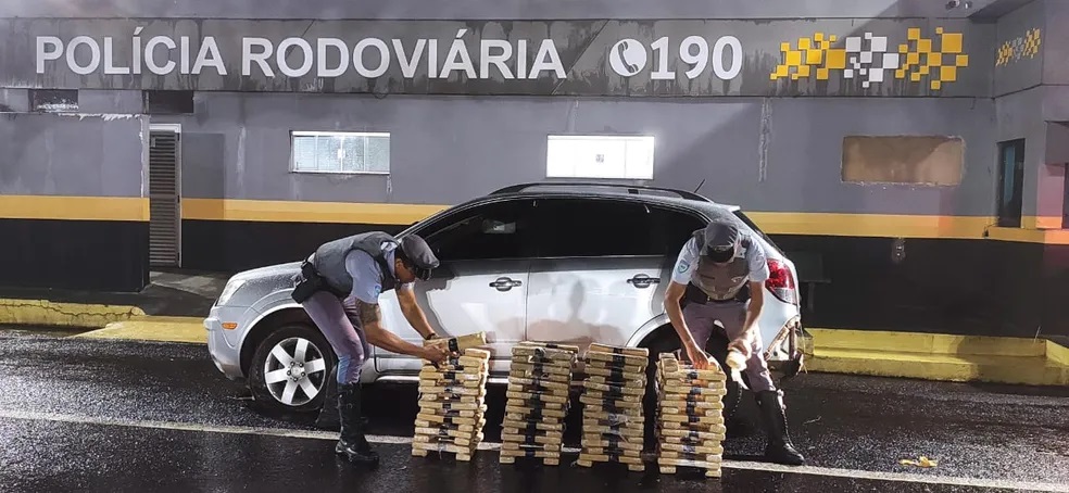 Carro perde controle, bate contra defensa metálica e homem acaba preso com 115 kg de maconha, em Álvares Machado