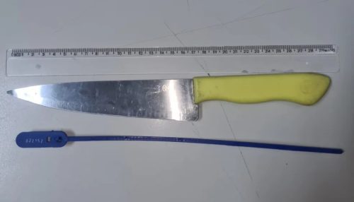 Enquanto corrigia questão de prova pelo celular, professora é ameaçada por homem com faca e tem aparelho roubado