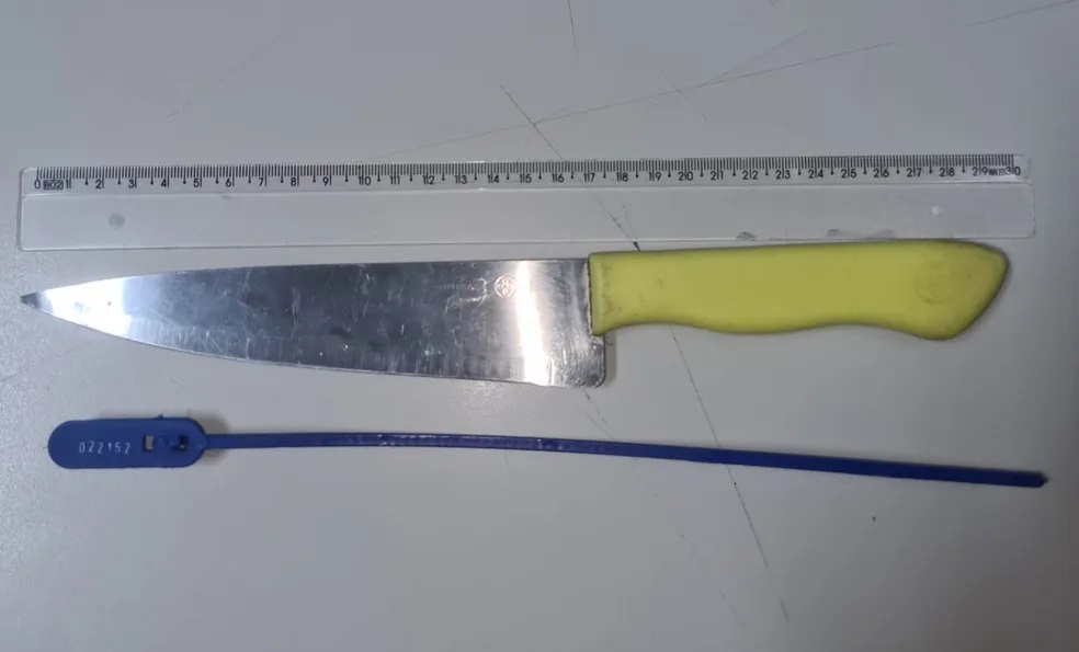 Enquanto corrigia questão de prova pelo celular, professora é ameaçada por homem com faca e tem aparelho roubado