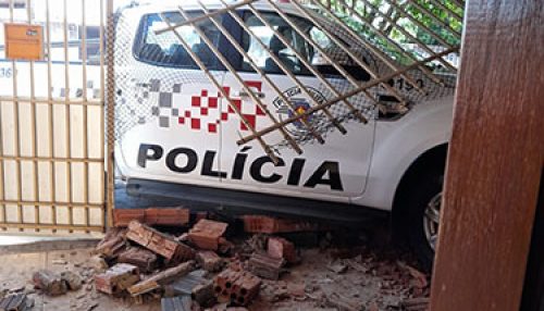 Policial tem mal súbito e invade residência com viatura em Assis