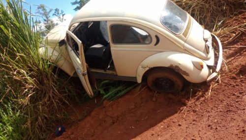 Fusca colide em barranco na vicinal Tupã/Parnaso