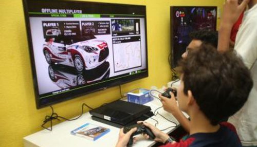 Excesso de telas entre jovens pode causar dores e puberdade precoce