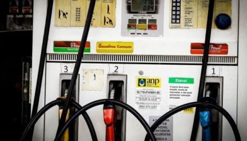 Gasolina fica mais barata nas distribuidoras e mais cara nos postos