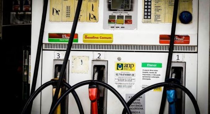 Gasolina fica mais barata nas distribuidoras e mais cara nos postos