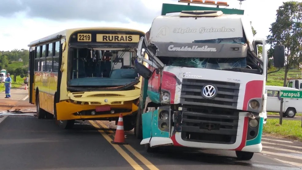 Colisão entre ônibus e caminhão deixa três pessoas feridas, em Parapuã