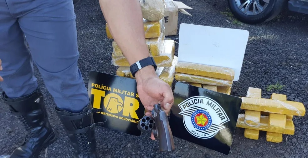 Polícia Rodoviária prende homem por tráfico de drogas e porte ilegal de arma na SP-294