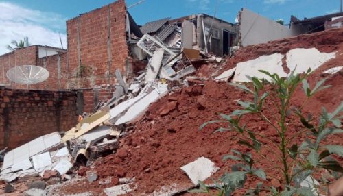 Muro desaba sobre três casas em Osvaldo Cruz; Defesa Civil alertou antes e ninguém se feriu