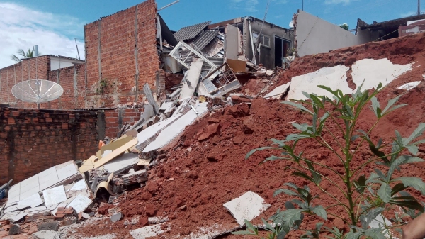 Muro desaba sobre três casas em Osvaldo Cruz; Defesa Civil alertou antes e ninguém se feriu