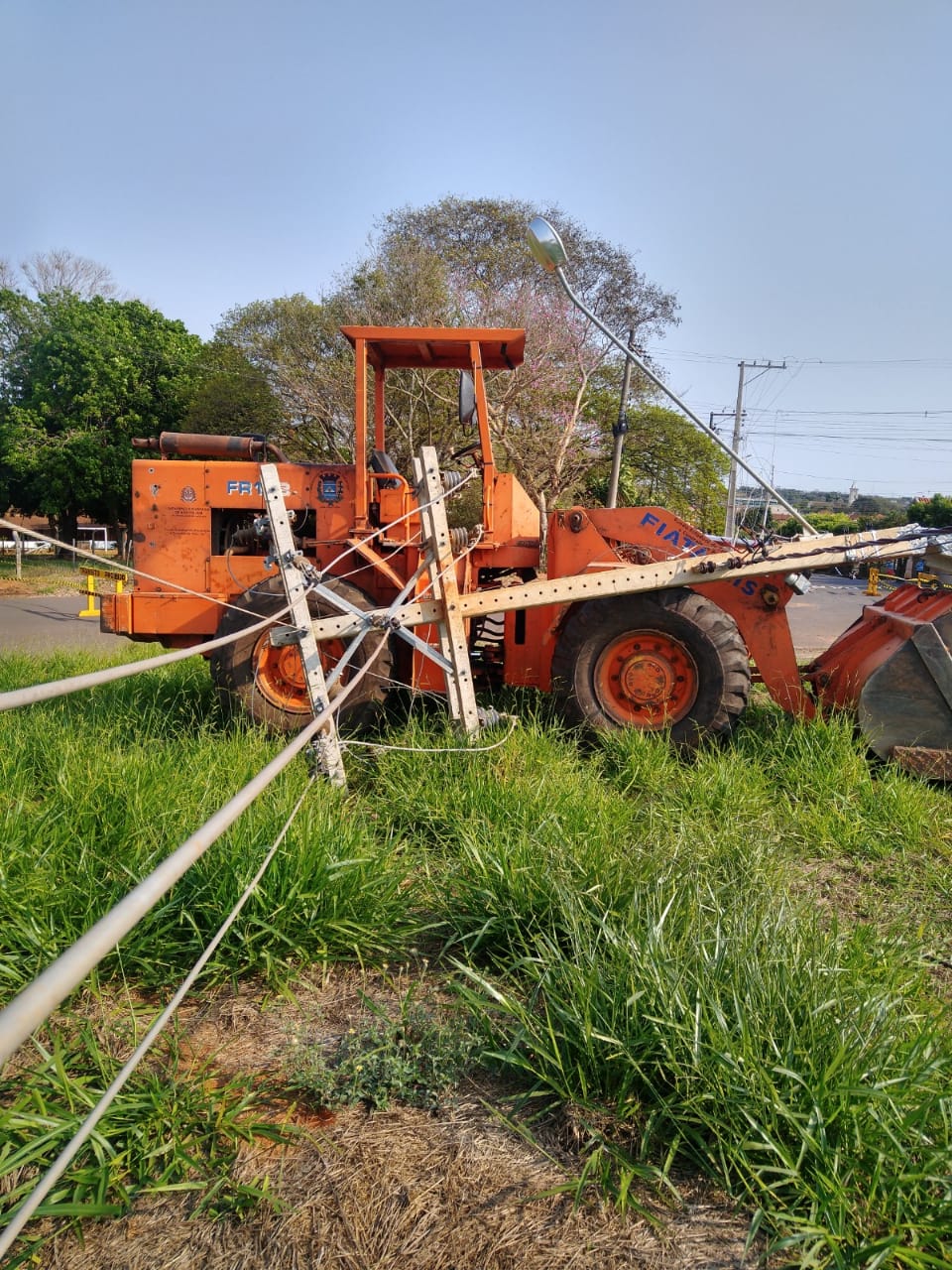 Alerta: manuseio de máquinas agrícolas próximo à rede elétrica causam acidentes interrupções de energia