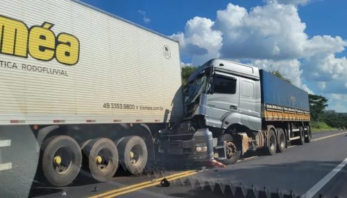 Acidente de trânsito envolve dois caminhões e um carro na Rodovia Assis Chateaubriand, em Rinópolis