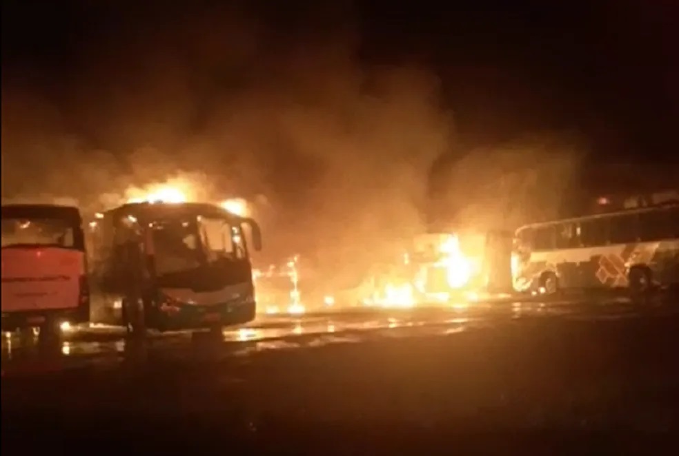 Incêndio atinge garagem de empresa de ônibus em Dracena
