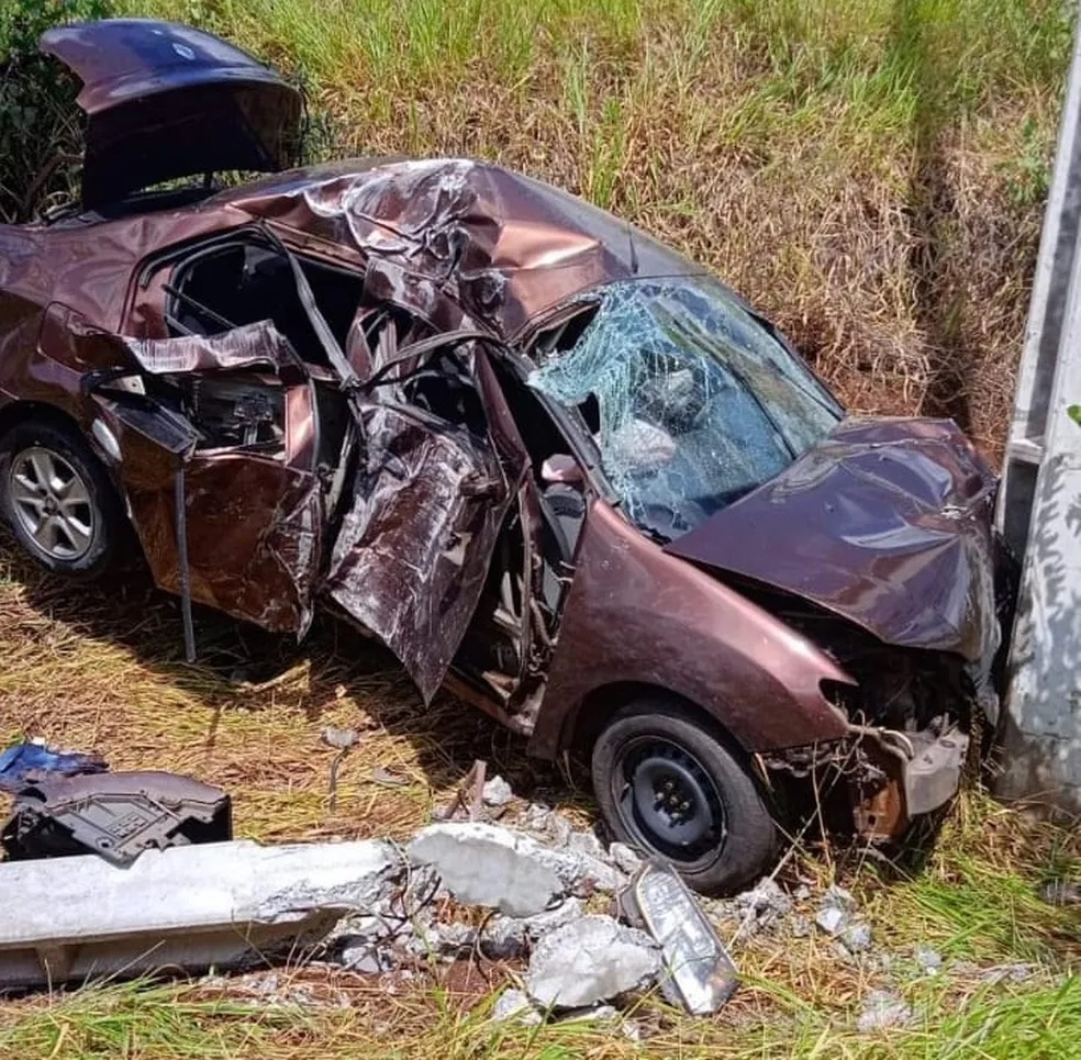 Após desviar de animal na pista, carro bate contra poste em rodovia vicinal de Presidente Epitácio