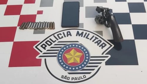 Com revólver escondido no telhado do vizinho, homem é preso por posse ilegal de arma de fogo