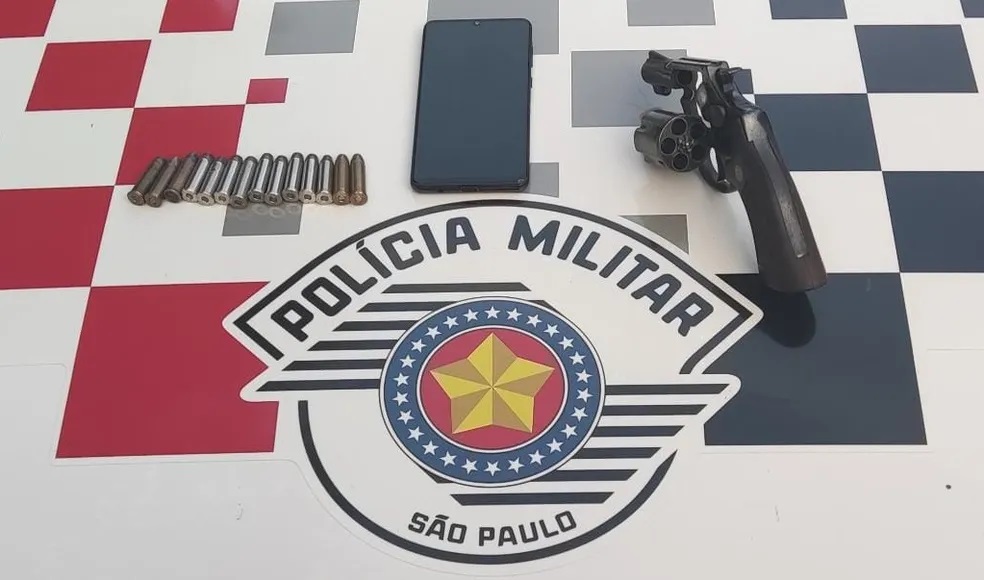 Com revólver escondido no telhado do vizinho, homem é preso por posse ilegal de arma de fogo