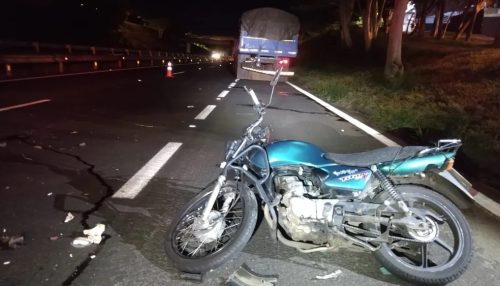 Motociclista morre após colisão traseira contra caminhão na Rodovia Raposo Tavares