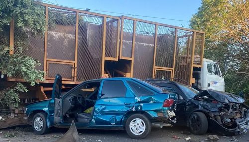 Em Lucélia, caminhão canavieiro escapa de guincho e atinge outros veículos