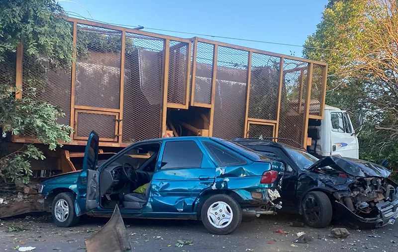 Em Lucélia, caminhão canavieiro escapa de guincho e atinge outros veículos