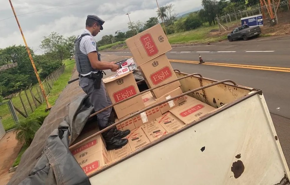 Durante vistoria, motorista é preso com 300 mil maços de cigarros contrabandeados
