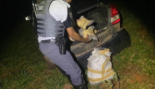 Motorista foge da Polícia Rodoviária e abandona carro com mais de 28 quilos da droga skank