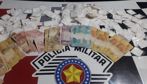 Homem é preso com 256 sachês de cocaína escondidos em espuma de colchão, em Osvaldo Cruz