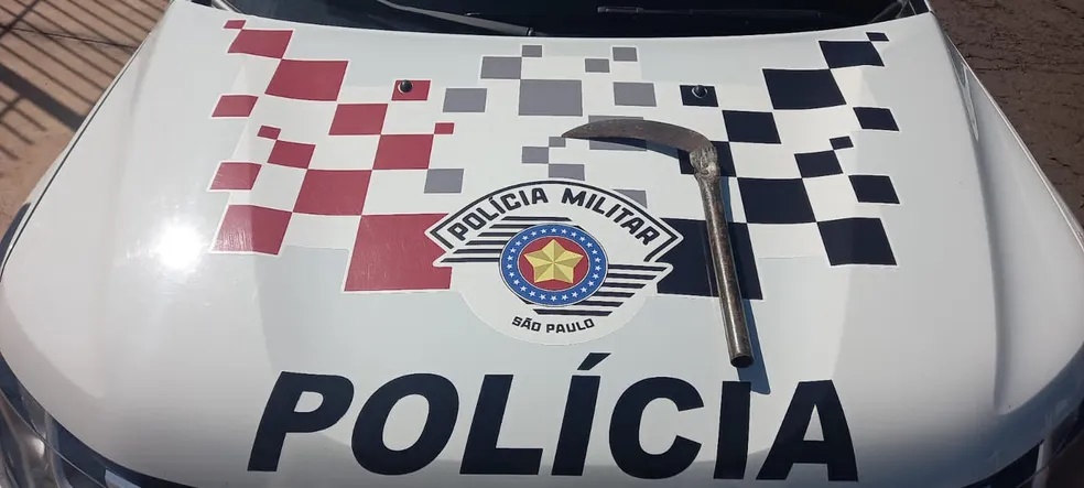 Suspeito de ameaçar matar vizinhos com foice e desacatar policiais é preso em Osvaldo Cruz