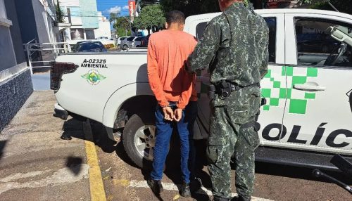 Homem armado invade mercado, rouba dinheiro do caixa e acaba preso pela Polícia Ambiental