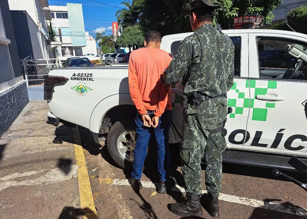 Homem armado invade mercado, rouba dinheiro do caixa e acaba preso pela Polícia Ambiental