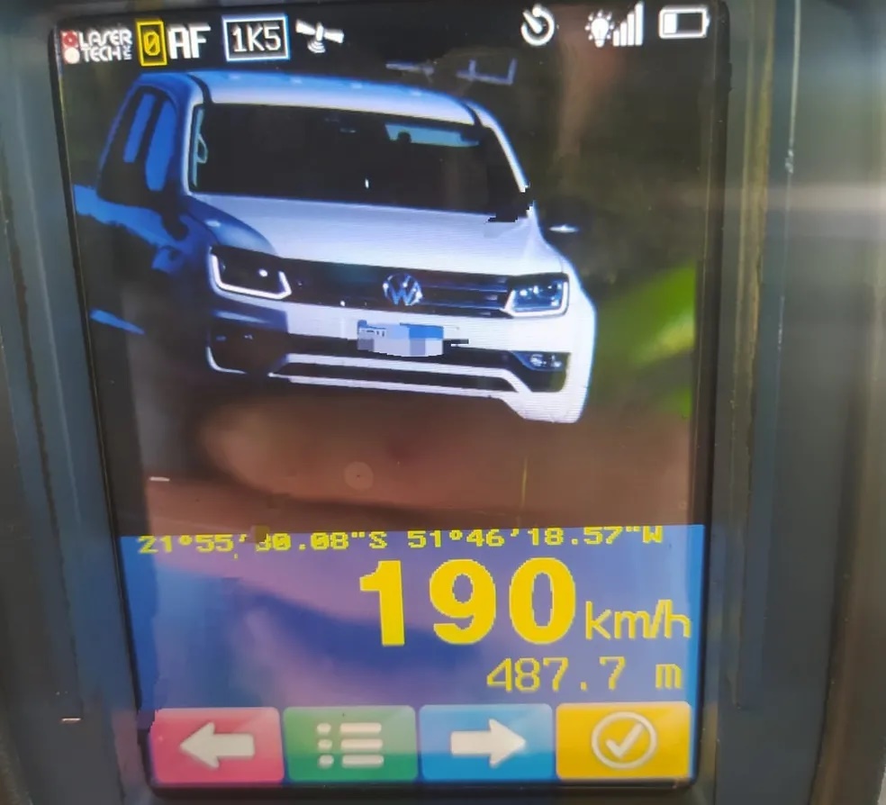 Fiscalização flagra caminhonete a 190km/h na Rodovia, limite máximo de velocidade no trecho é de 110km/h