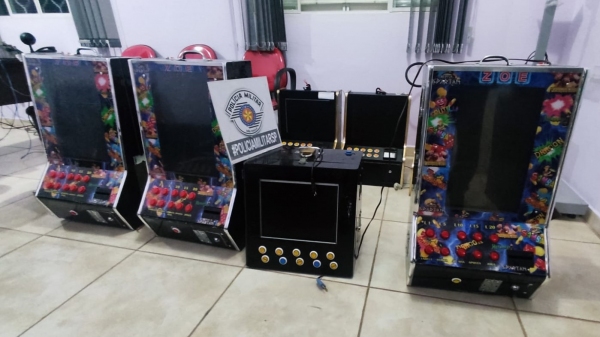 Em Adamantina, Polícia Militar apreende 13 máquinas caça níqueis em três bares fiscalizados