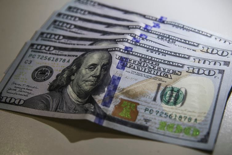 Dólar abre a sexta-feira (19) em alta de 0,02% em relação ao último fechamento