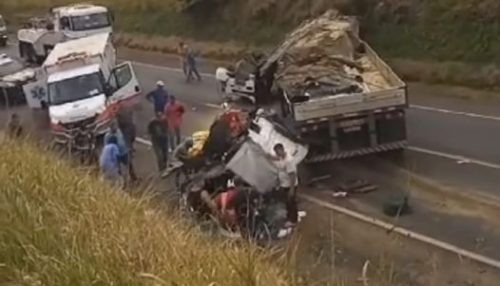 Carreteiro morre em acidente envolvendo duas carretas na BR-153