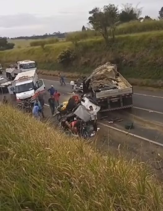 Carreteiro morre em acidente envolvendo duas carretas na BR-153