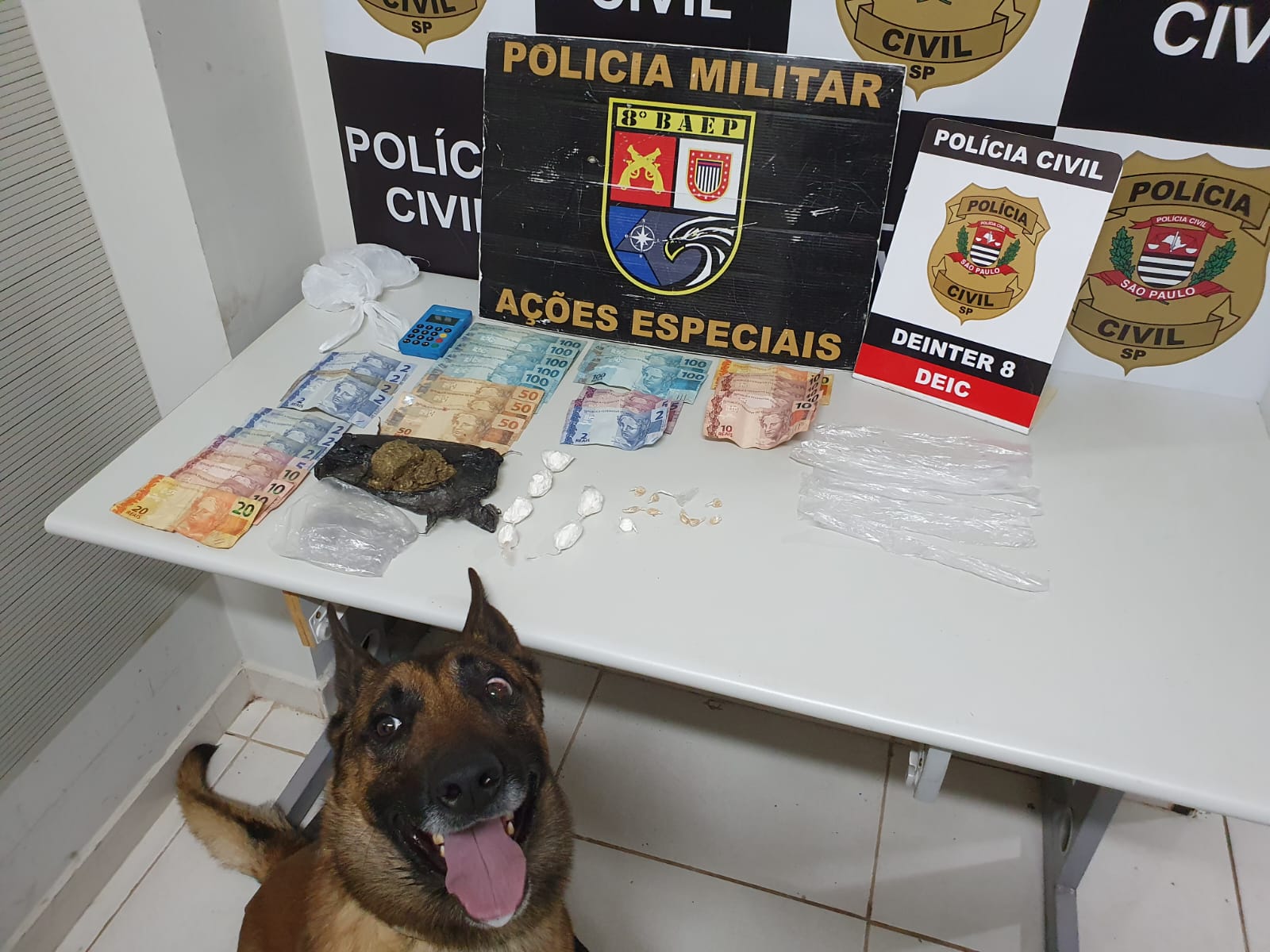 Policia civil com apoio do canil da PM, prendem 3 pessoas por tráfico