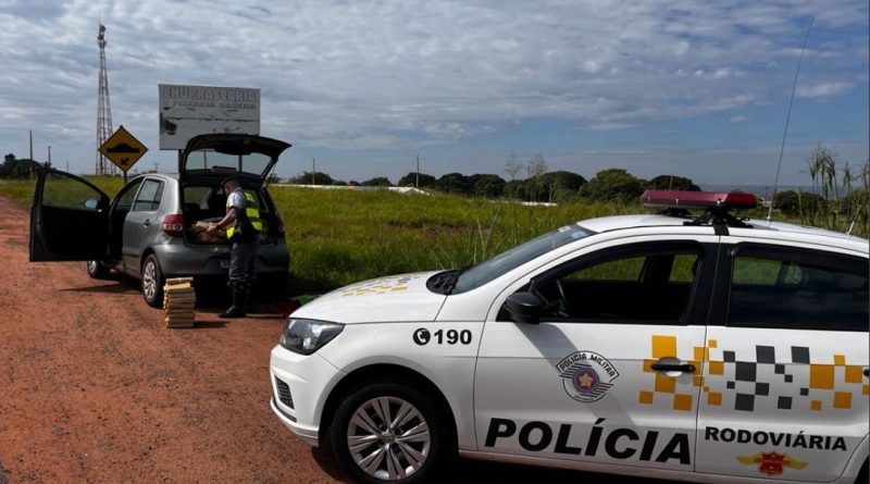 Motorista é flagrado com 151 tabletes de maconha no porta-malas de carro e acaba preso