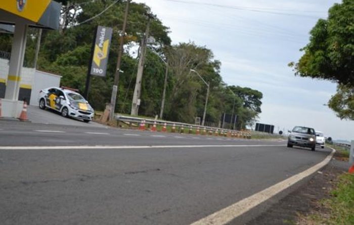 Menina de cinco anos morre após carro capotar e bater de frente com caminhão, em Indiana