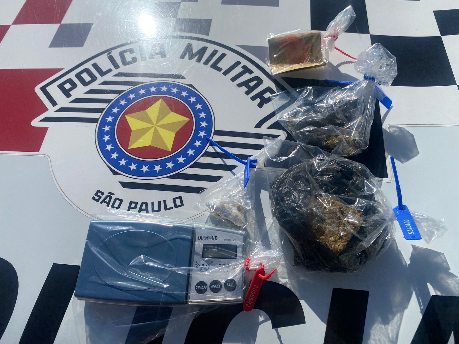 Polícia Militar em Adamantina prende homem durante ocorrência de briga de casal por tráfico de drogas e violência doméstica