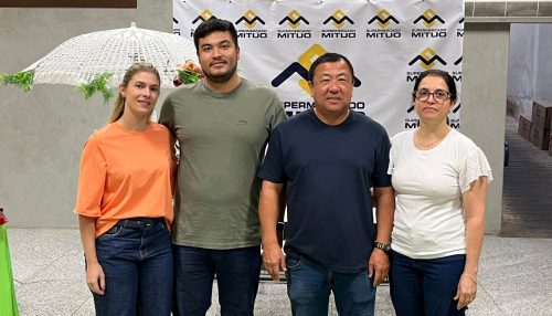 Família do Supermercado Mituo oferece café da manhã para as mães.