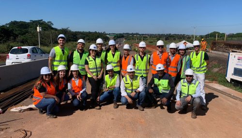 Alunos de Engenharia Civil realizam visita  técnica às obras de duplicação da SP-294