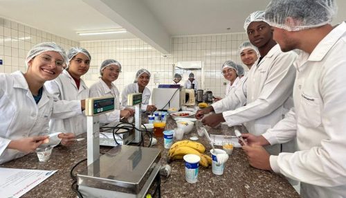Alunos da Etec Amim Jundi participam de aula no Laboratório de Nutrição do Centro Universitário de Adamantina
