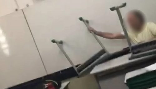 Aluno atira carteiras contra professor após ameaçá-lo de morte dentro de sala de aula